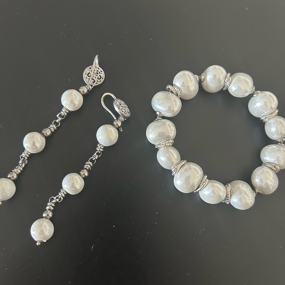 Pearl jewelry set with earrings and bracelet